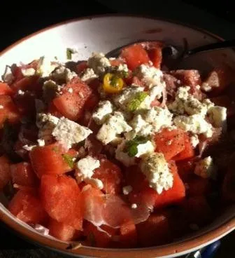 Erfrischender Melonensalat mit cremigem Feta und herzhaftem Schinken, ein leichter Sommersalat.