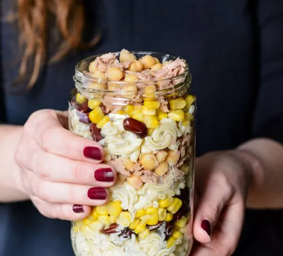 Erfrischender Nudelsalat mit Thunfisch, Kichererbsen, Mais und Kidneybohnen