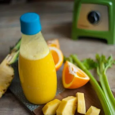 Erfrischender "Sweetheart" Smoothie mit Staudensellerie, Orange und Ananas