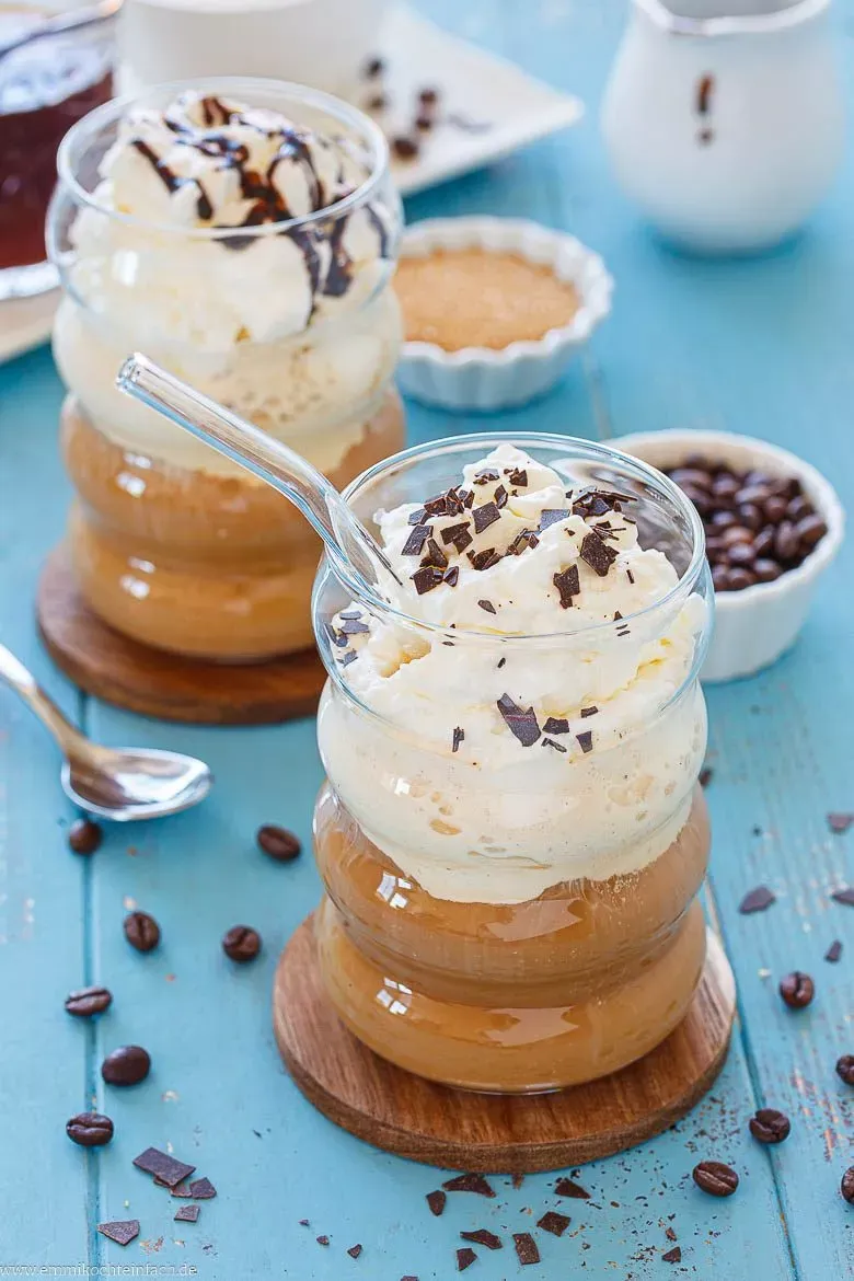 Erfrischendes Sommergetränk mit Kaffee und Sahne