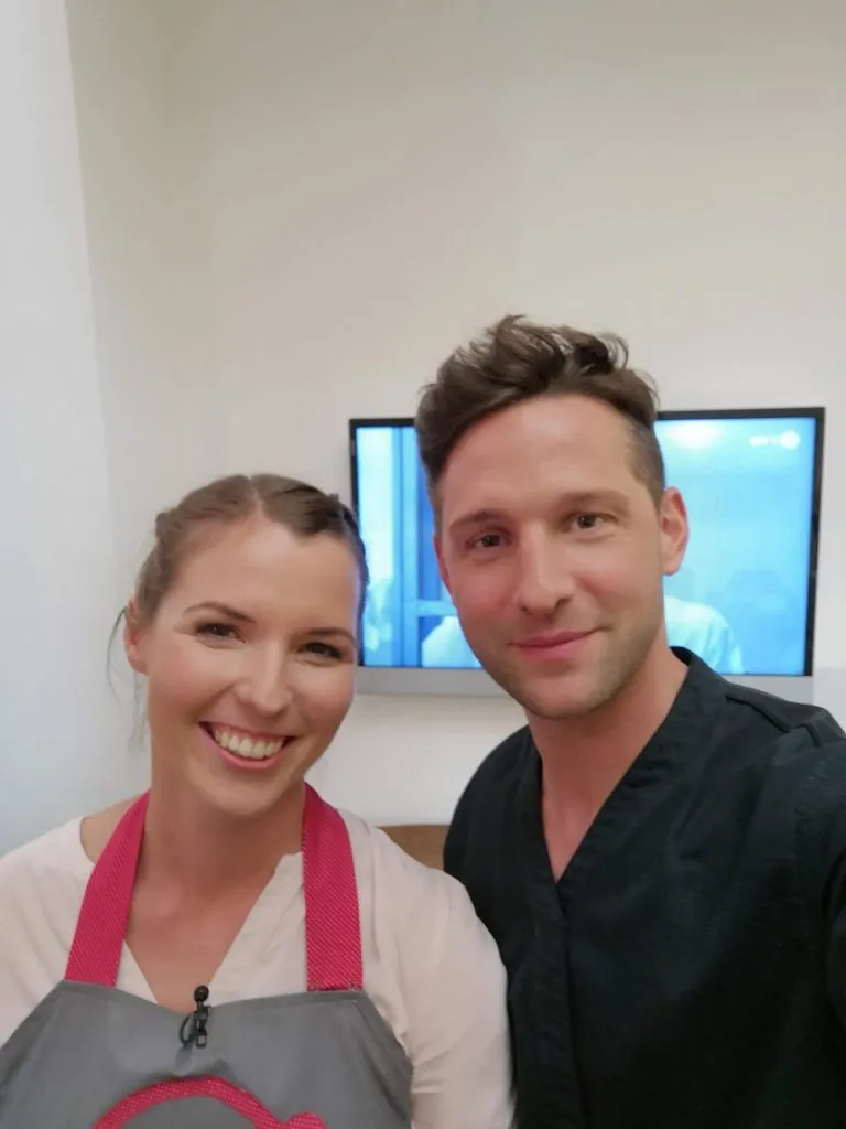 Erinnerungsfoto mit Starkoch Alexander Kumptner bei der Küchenschlacht