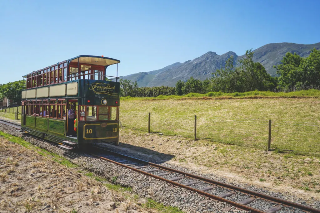 Erlebe die idyllischen Weinberge von Franschhoek mit der Wine Tram, ein besonderer Tipp für Garden Route Liebhaber