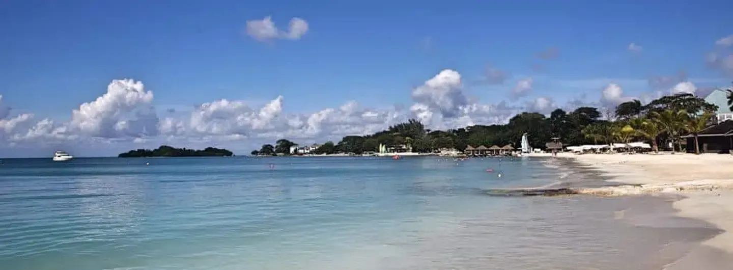 Eroluna Jamaika Swinger Urlaub Pool Party bei Sonnenuntergang