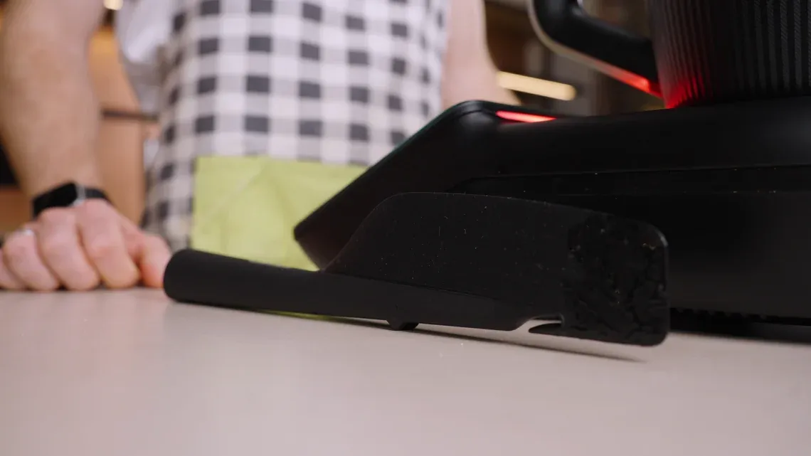 Es überrascht, dass kein Hersteller zuvor darauf gekommen ist, den mitgelieferten Spatel so zu gestalten, dass er hingelegt oder aufgestellt werden kann.