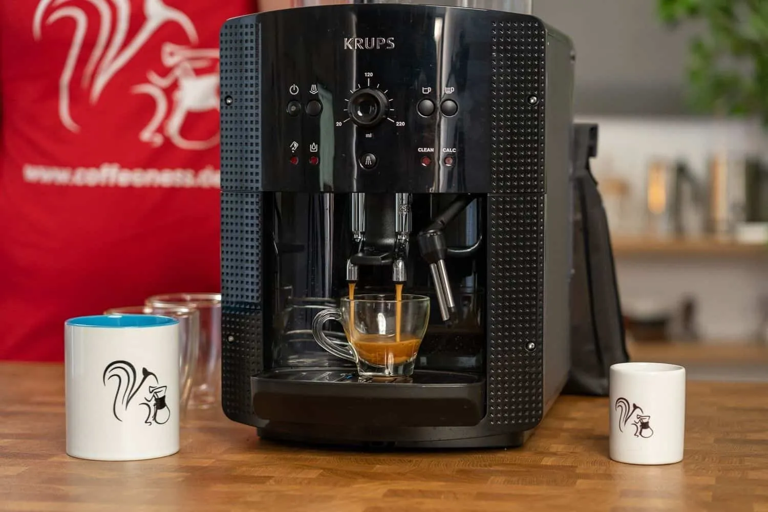 Espresso fließt aus dem Krups Kaffeevollautomaten in eine Tasse