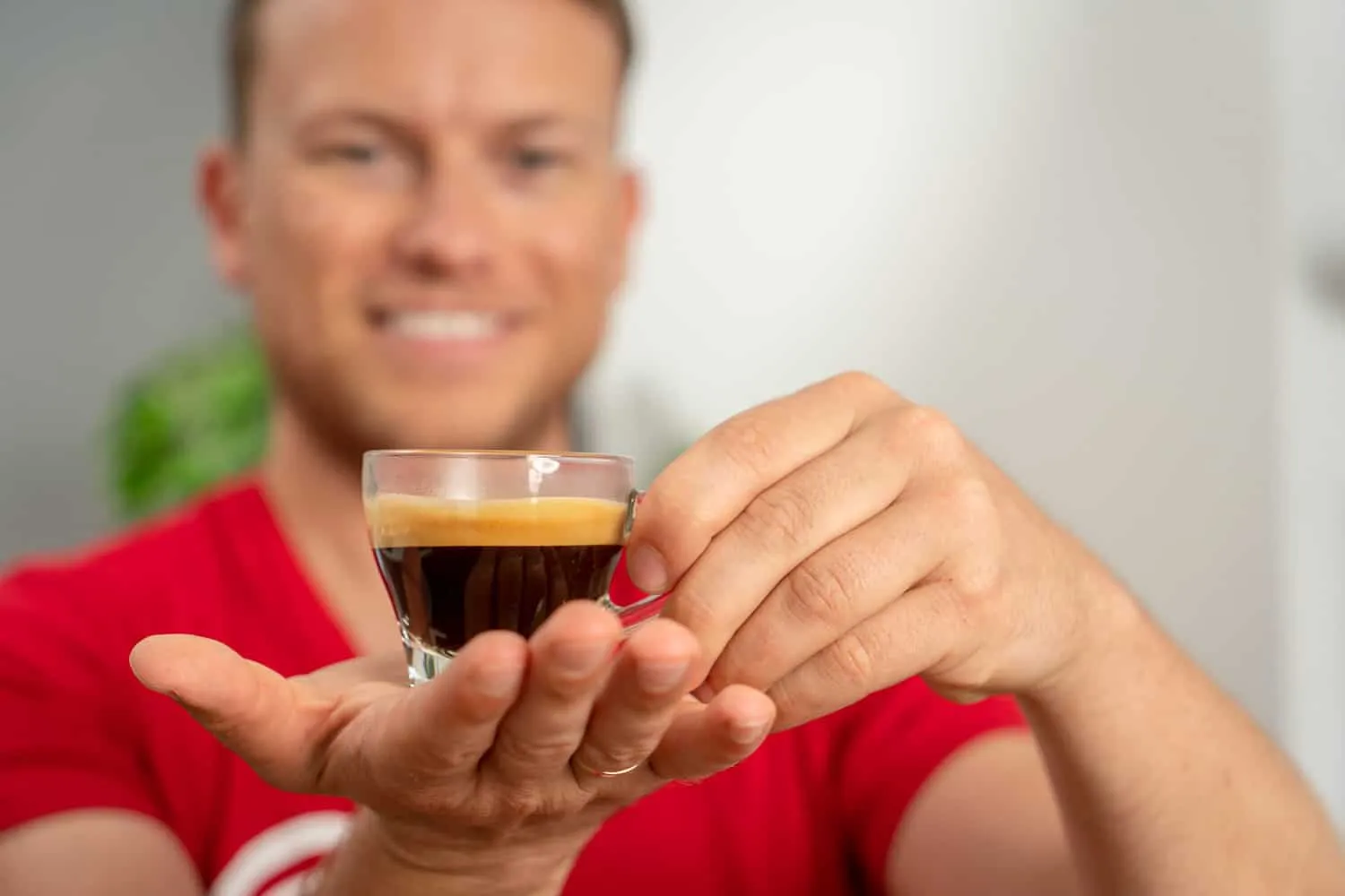 Espresso in der Hand von Arne, zubereitet mit einer DeLonghi ECAM 23.455.b