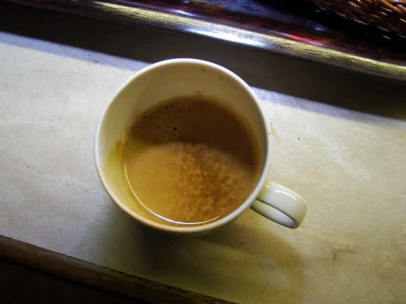 Espresso nach dem ersten Schluck, Crema intakt