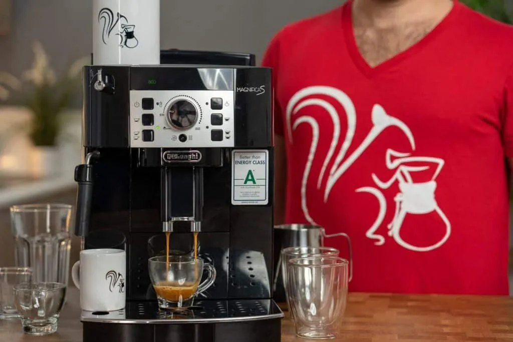 Espressoproduktion mit dem DeLonghi ECAM 22.110.B Kaffeevollautomaten