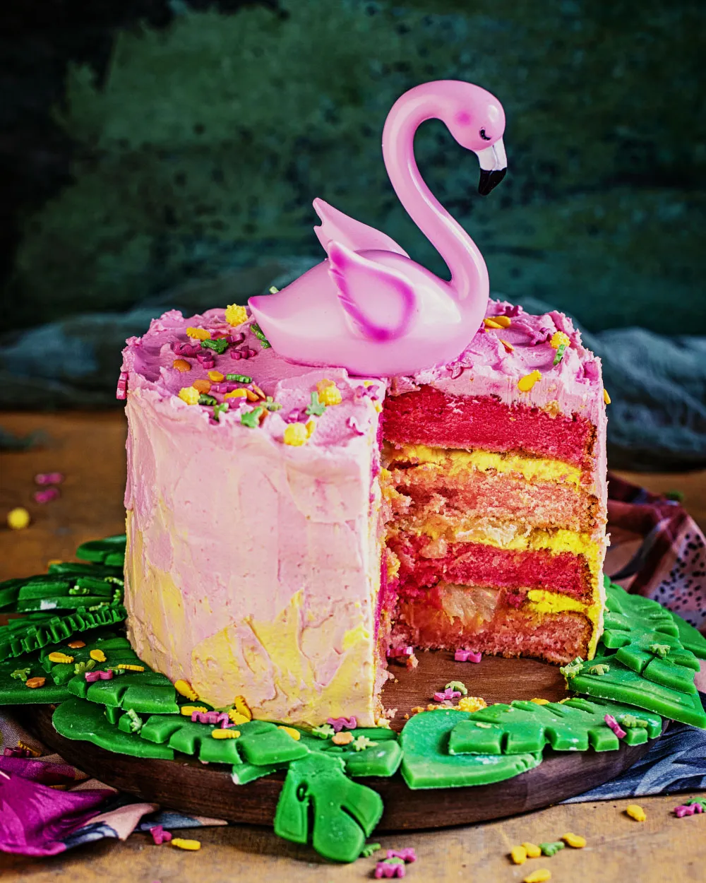 Essbare Marzipan-Blätter als Dekoration für den Flamingo Geburtstagskuchen