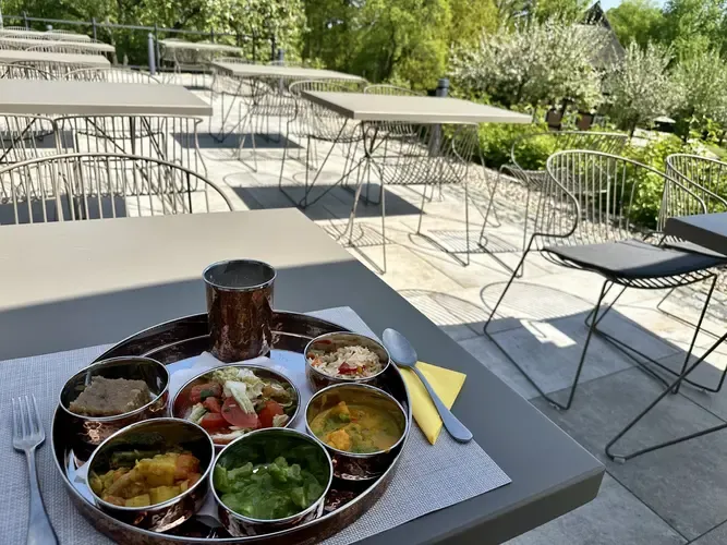 Essen auf der Terrasse mit Blick in den grünen Park