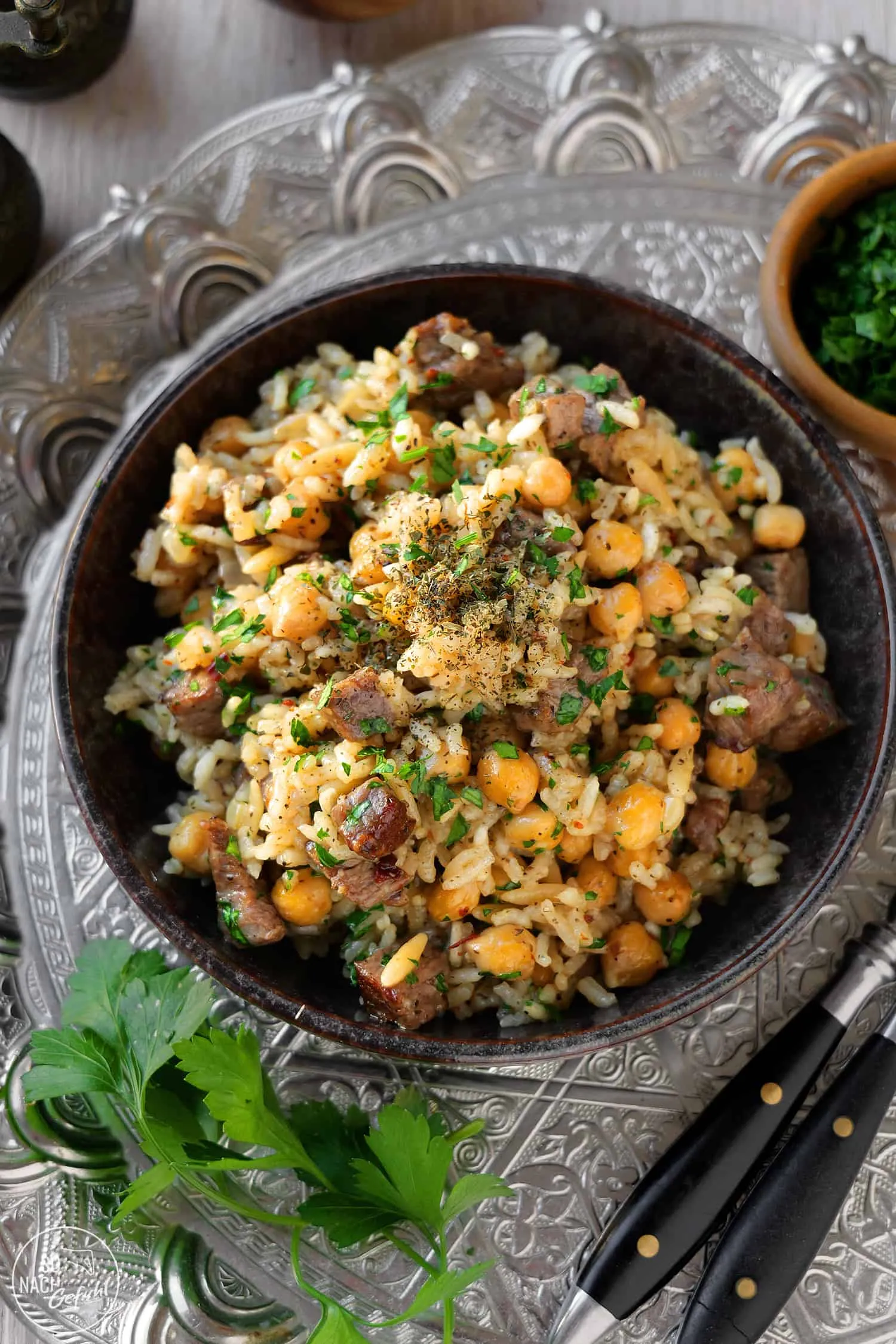 Etli Pilav, ein herzhaftes türkisches Reisgericht mit würzigen Fleischstücken und Kichererbsen, traditionell zubereitet