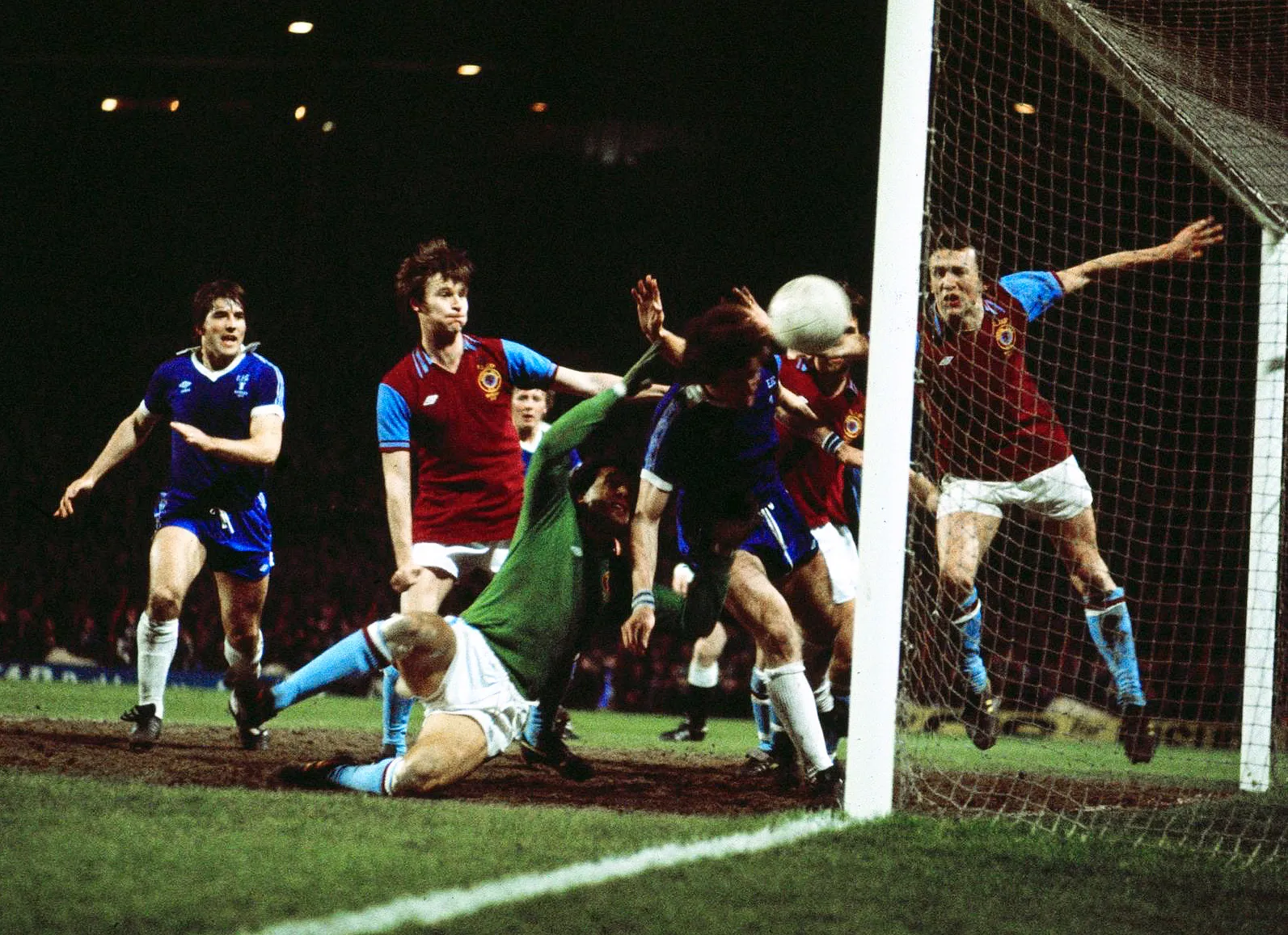 Everton Spieler in Aktion bei einem wichtigen Ligapokal-Spiel gegen Aston Villa