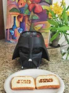 Ewok bewundert frischen Darth Vader Toast mit präzisem Branding