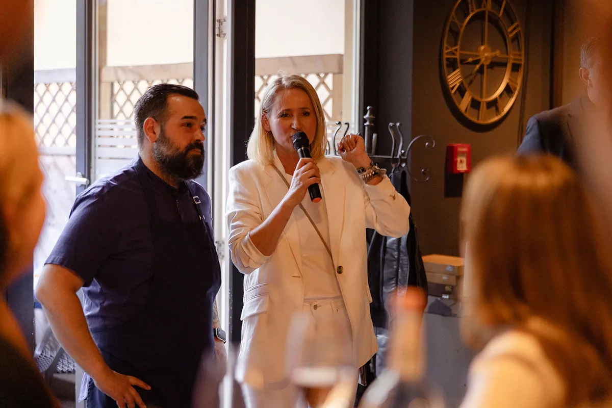 Exklusive Dirndl-Mode von Schatzi Dirndl: Katharina Lukas stellt die Kollektion vor, ein Highlight für den Reisetipp München 2025.