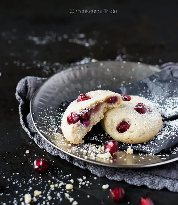 Exotische Granatapfelkekse mit roten Kernen, eine frische und ausgefallene Plätzchen-Kreation, die neue Geschmackserlebnisse verspricht.