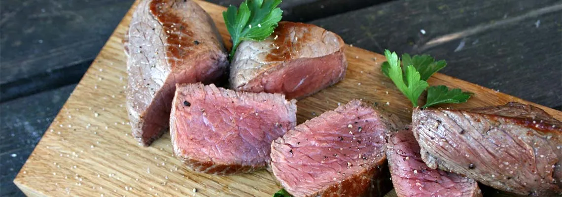 Exotische Springbock-Medaillons, zart gebraten und perfekt gewürzt, eine Besonderheit der Wildküche.