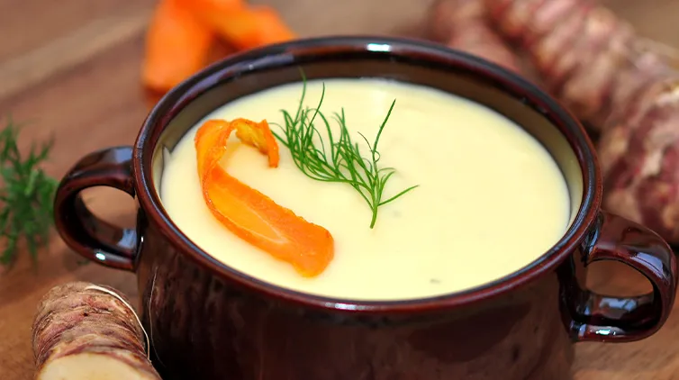 Exotische Topinambur-Suppe mit Curry und Karotten, eine nährstoffreiche Variante zum Abnehmen.