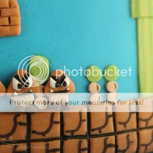 Extrem detaillierter Goomba aus Fondant mit winzigen Zähnen, der die Herausforderung der Miniatur-Figuren für den Mario Kuchen zeigt.