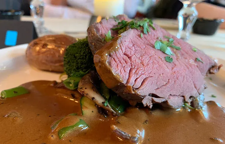 Exzellentes Mittagessen an Bord der MS Vesterålen während einer Hurtigruten Reise