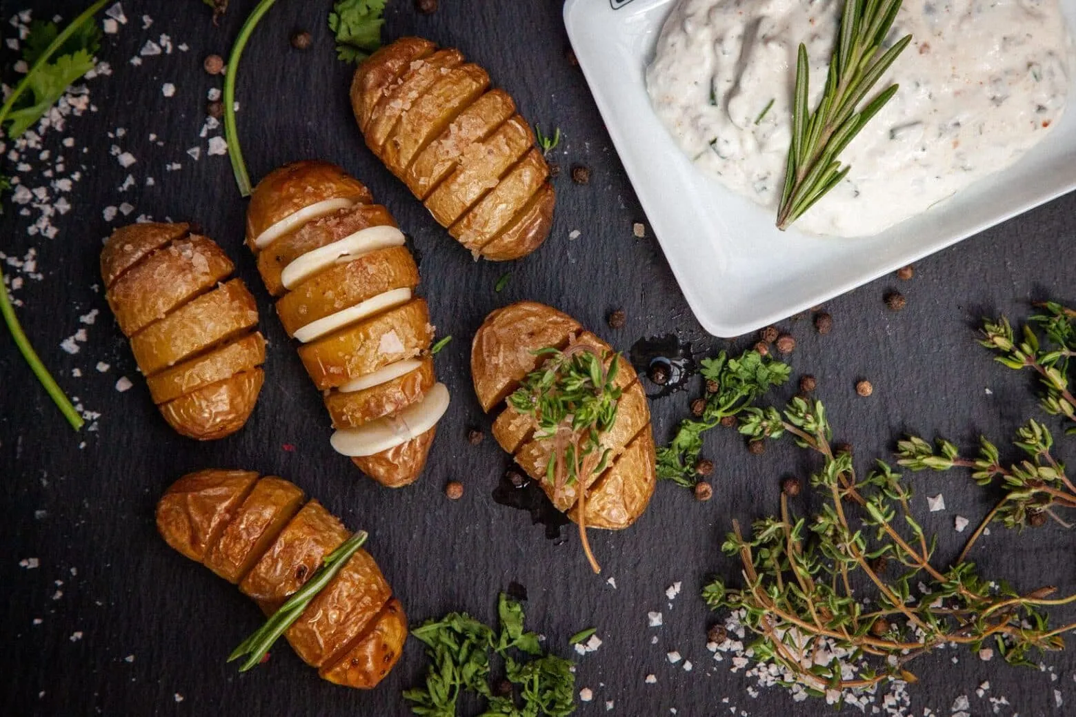 Fächerkartoffel mit Kräutern und Quark