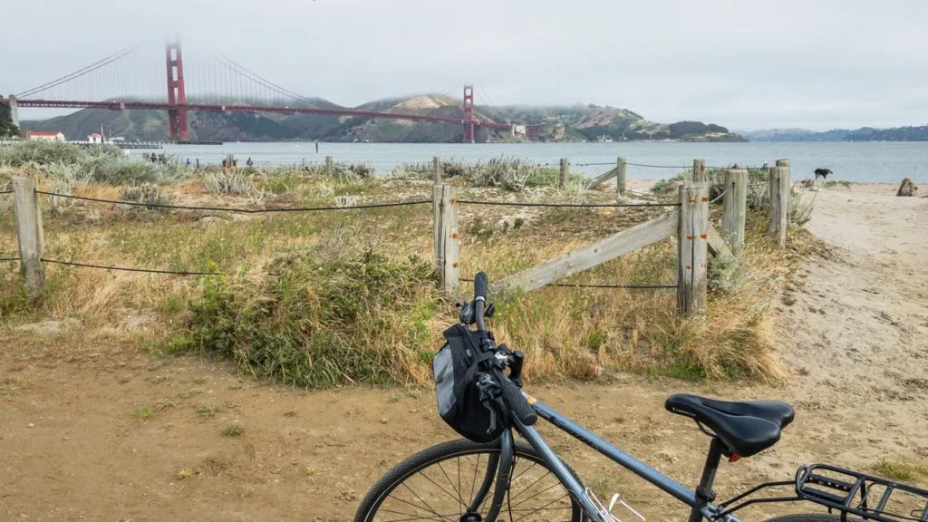 Fahrrad auf Radweg in San Francisco.