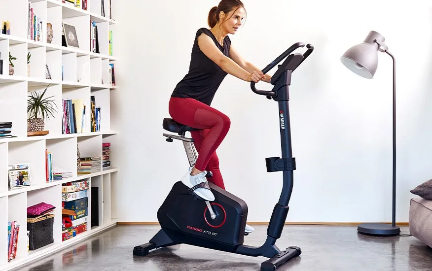 Fahrradergometer im Wohnzimmer für effektives Ausdauertraining