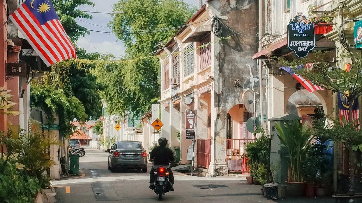 Fahrradtour durch die bunten Wandmalereien in Penang, Malaysia