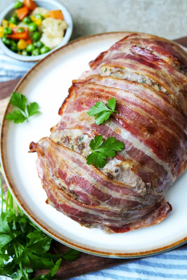 Falscher Hase mit knusprigem Speckmantel für extra Aroma, wie ihn schon Oma zubereitete