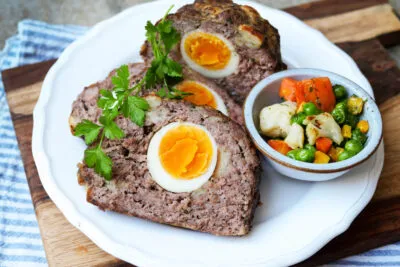 Falscher Hase: Saftiger Hackbraten mit hartgekochtem Ei-Kern nach Omas Rezept