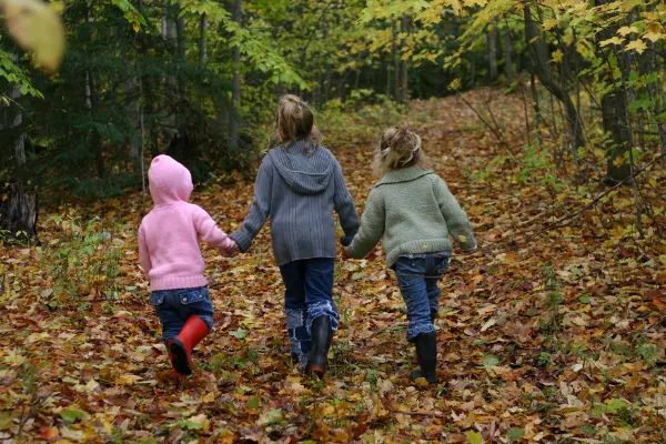 Familie beim Geocaching in der Natur