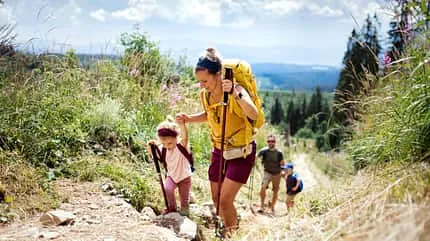 Familie beim Nordic Walking in der Natur