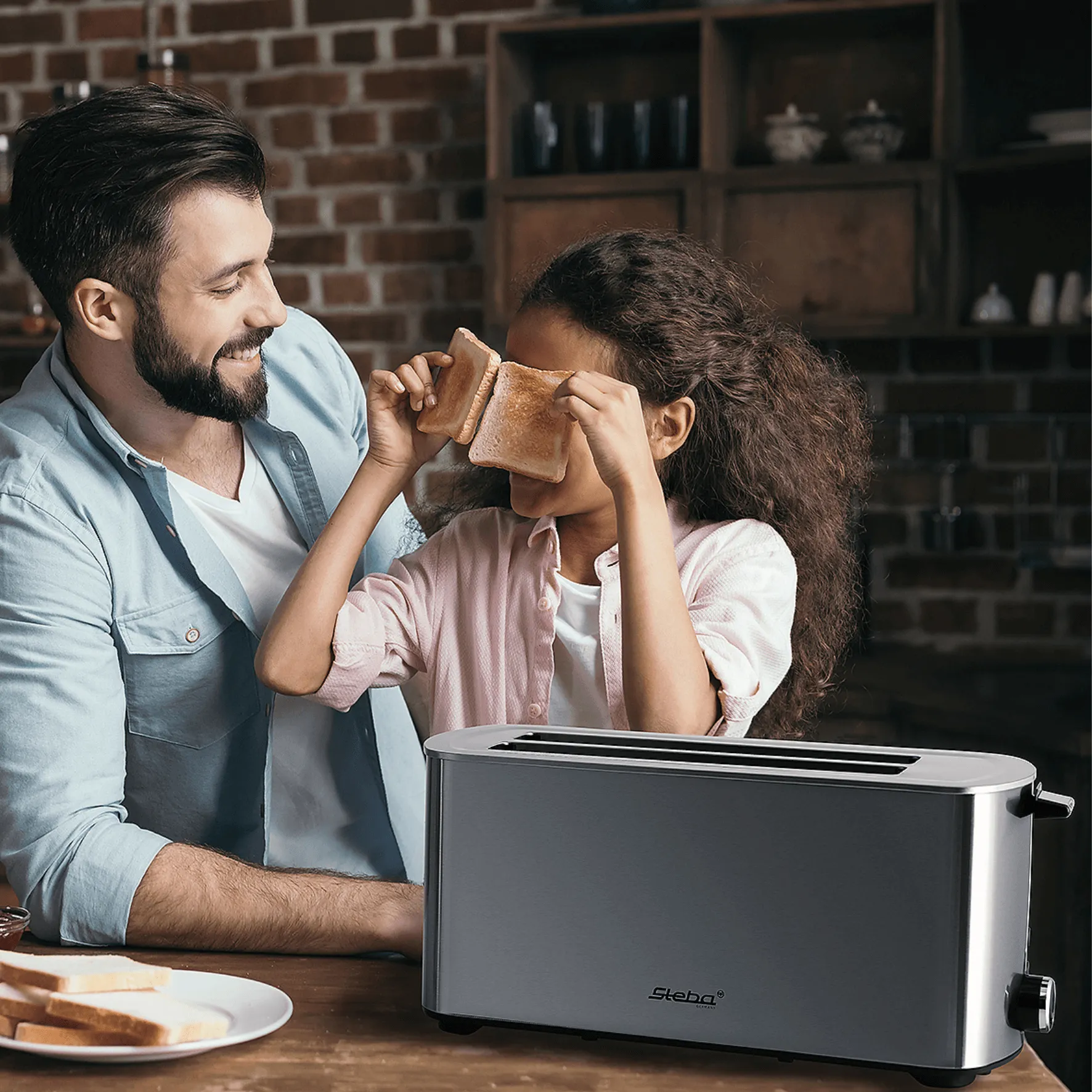 Familie genießt ein gemütliches Frühstück mit frisch getoastetem Brot vom Doppel-Langschlitztoaster