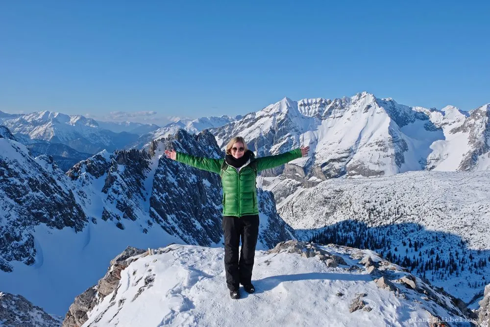 Familie genießt Winterlandschaft auf dem Brocken im Harz
