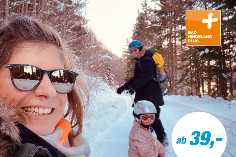 Familie im Schnee genießt die Winterlandschaft in Hinterstein bei Bad Hindelang