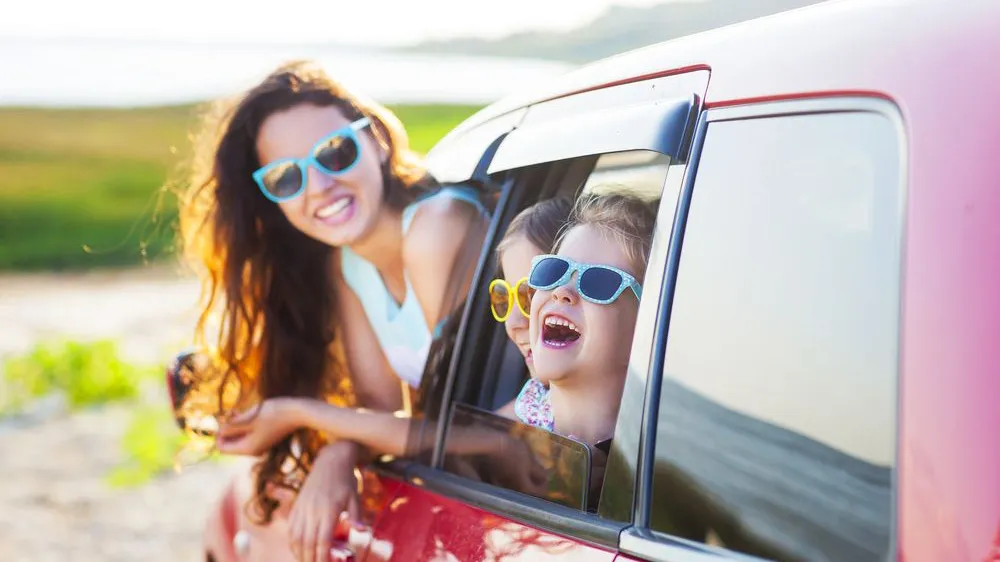 Familie im Urlaub mit dem Auto
