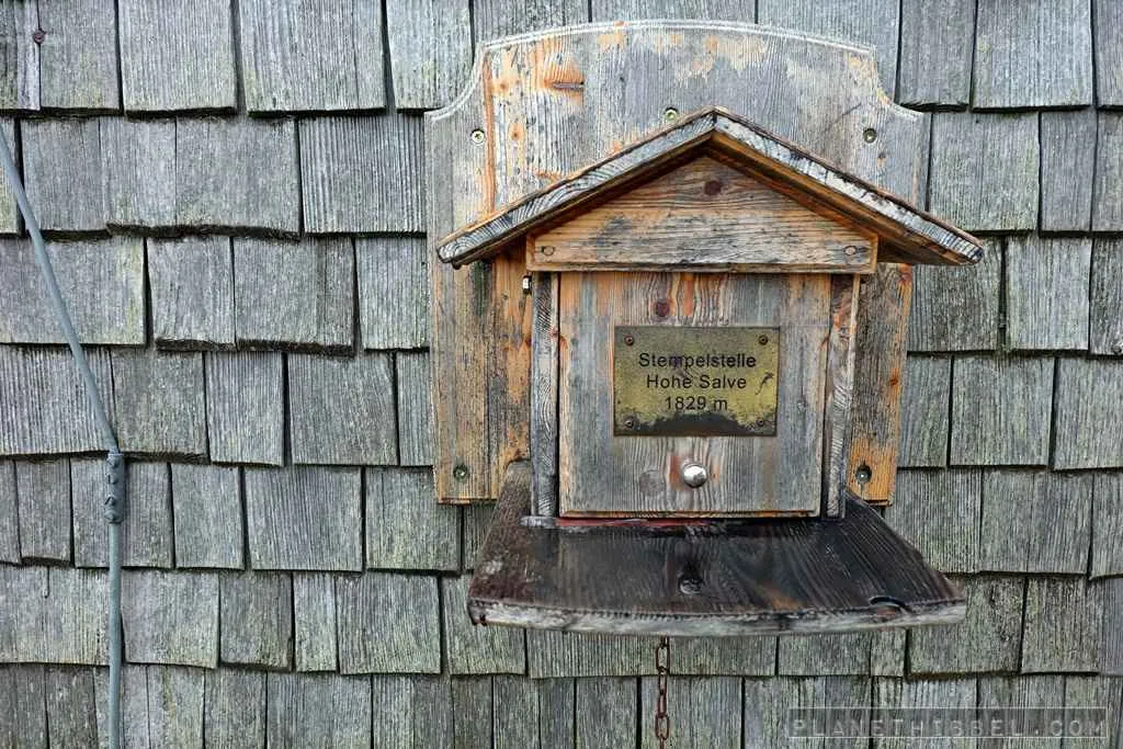Familie wandert auf einem Bergpfad in den Kitzbüheler Alpen mit Blick auf die umliegenden Gipfel