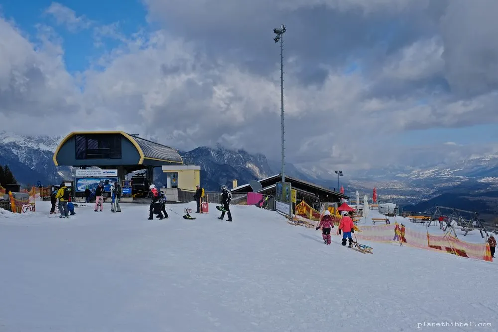 Familien beim Rodeln im winterlichen Harz