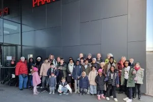 Familien und Paten bei interaktiven Experimenten in der Phänomenta Lüdenscheid, ein Lernausflug des AWO Ehrenamtsprojekts.