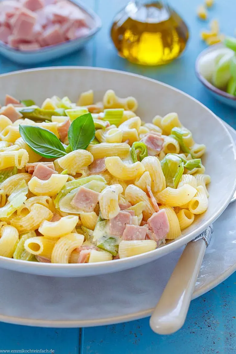 Familienfreundliches Pastagericht mit Schinken-Sahne-Soße