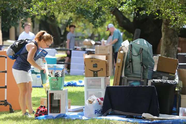 Familienmitglieder und Freunde helfen beim Aufbau und der Vorbereitung auf bevorstehende Herausforderungen in Deutschland.