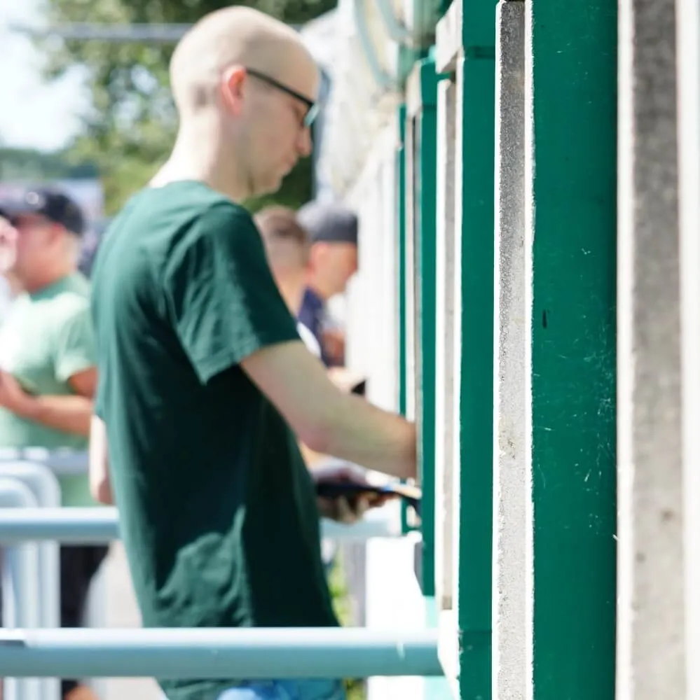 Fans jubeln im Stadion von Preußen Münster, symbolisiert die Spannung eines Live-Spiels und Ticket-Erlebnis
