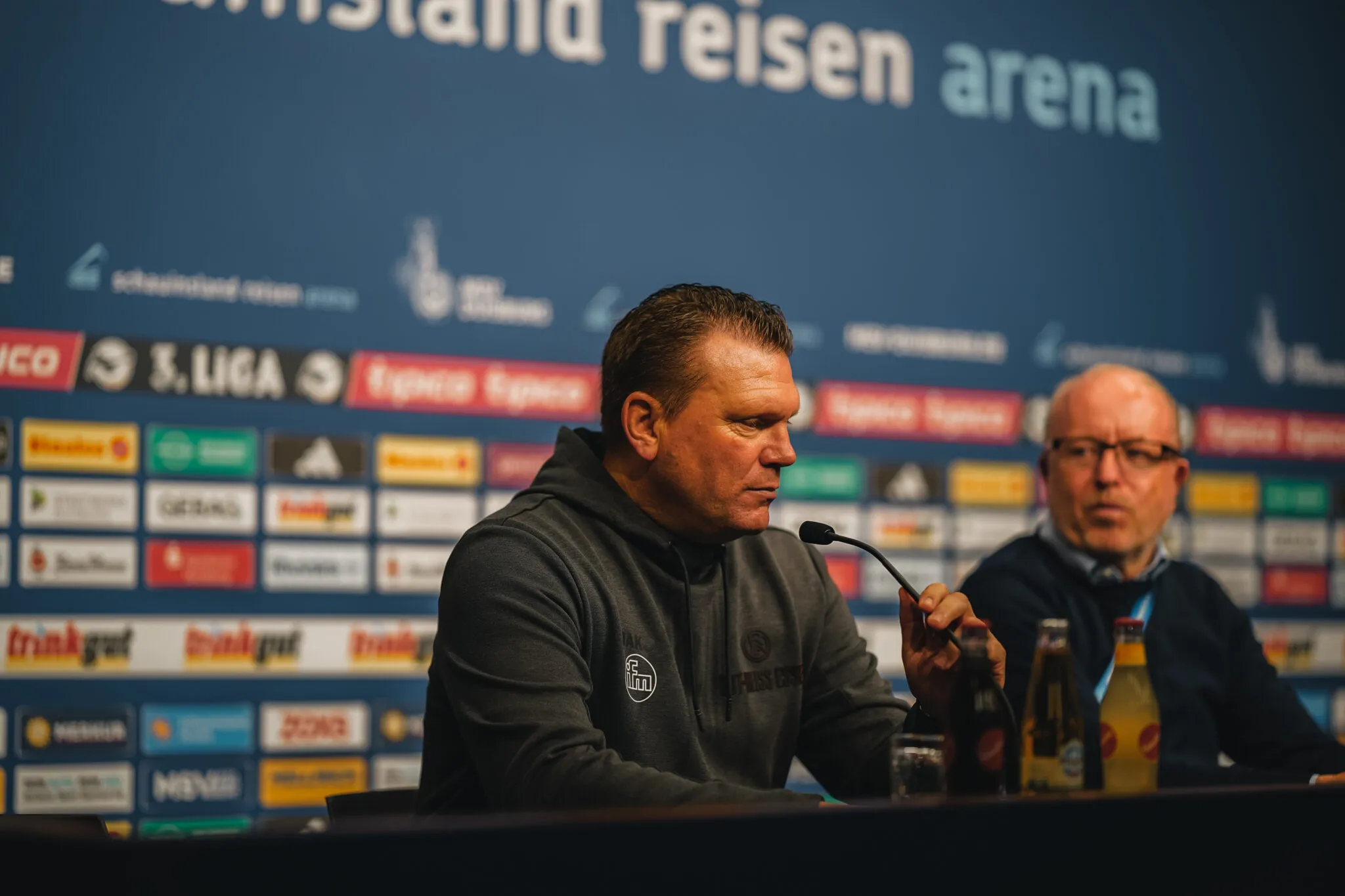 Fans von Rot-Weiss Essen bejubeln ein Tor im Stadion an der Hafenstraße.