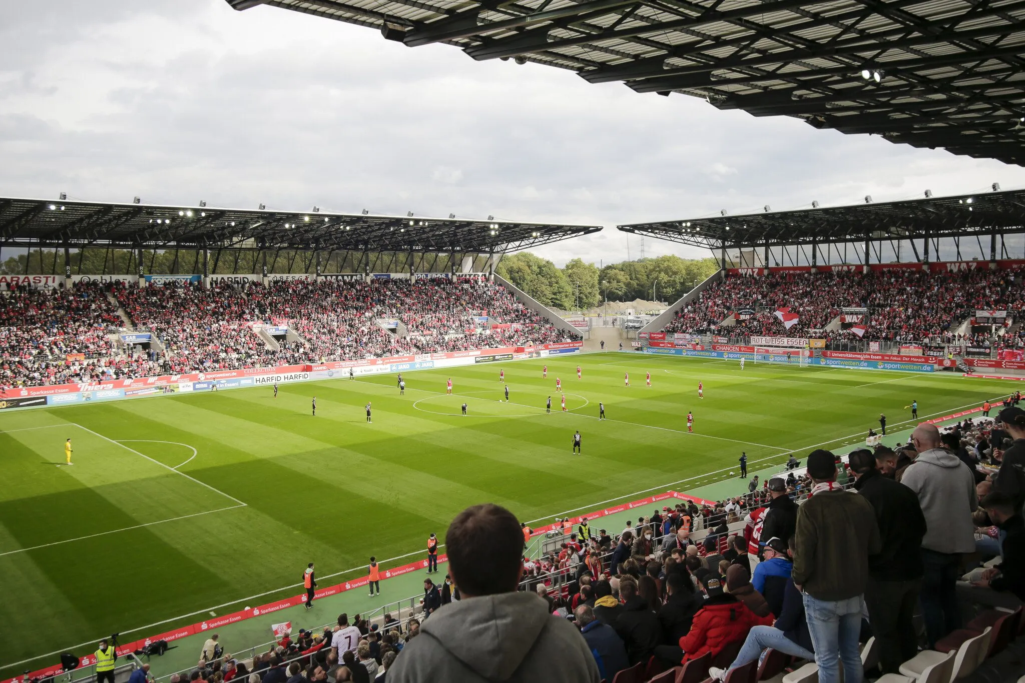Fans von Rot-Weiss Essen im Stadion an der Hafenstraße bereiten sich auf die 3. Liga Saison vor
