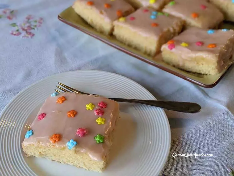 Fanta Kuchen Teig mit Orangenabrieb in einer Rührschüssel