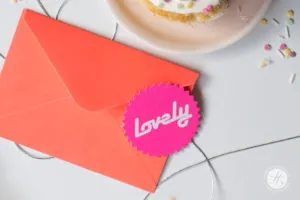 Farbenfrohe Geburtstagskarte in Neonfarben