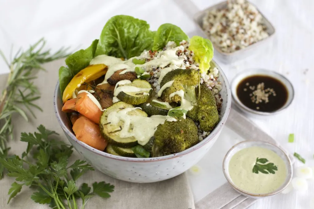 Farbenfrohe Green Bowl mit Quinoa und frischem Ofengemüse, ideal als gesundes Meal Prep Gericht für unterwegs