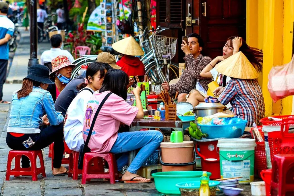 Farbenfrohe Streetfood-Stände in Hanoi mit lokalen Köstlichkeiten, ein kulinarisches Highlight in Nordvietnam
