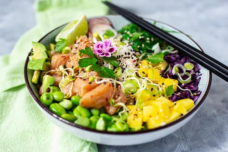 Farbenfrohe und nährstoffreiche Poké Bowl, ideal für ein schnelles Mittagessen oder Abendessen