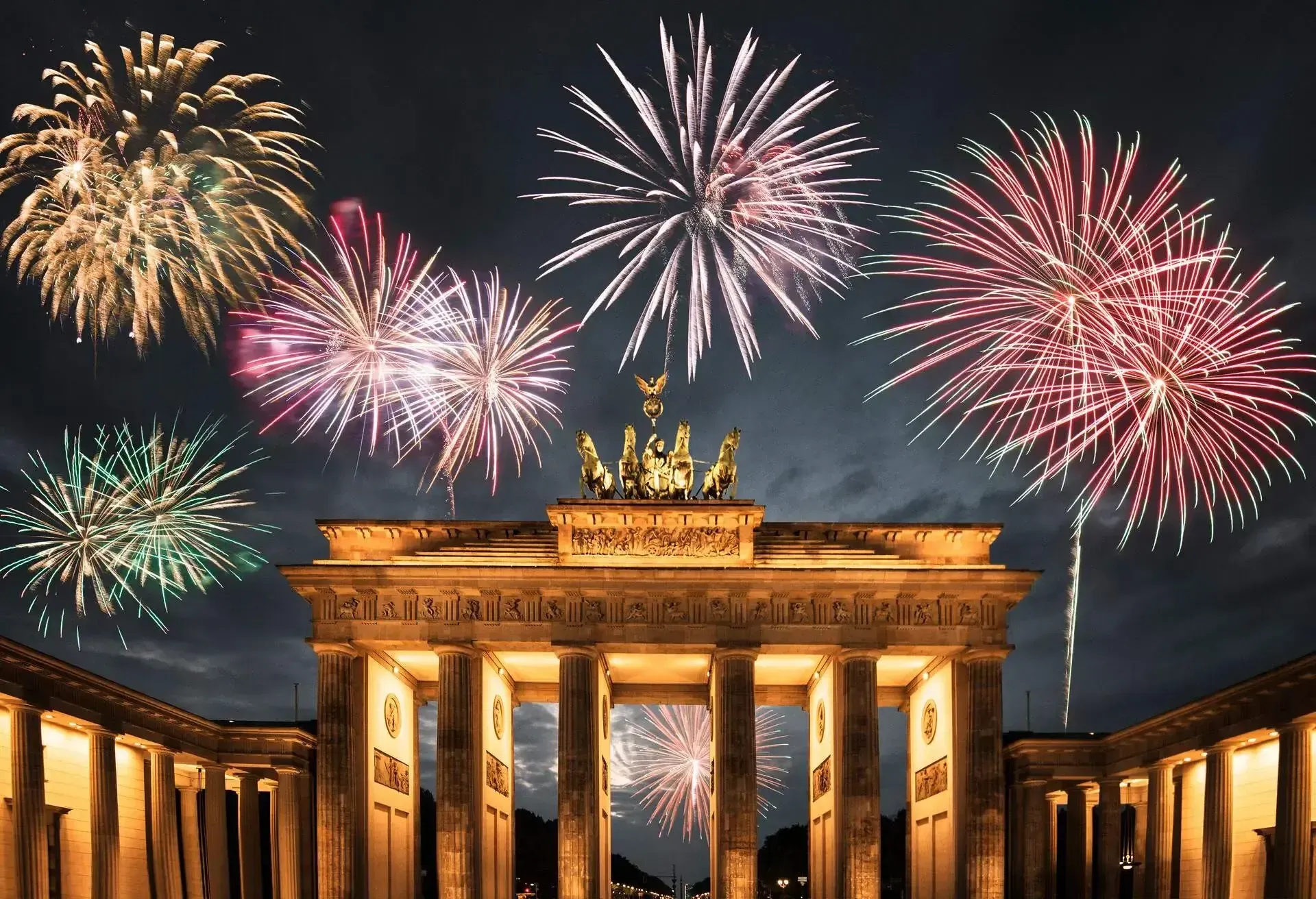 Farbenfrohes Feuerwerk über dem Brandenburger Tor in Berlin
