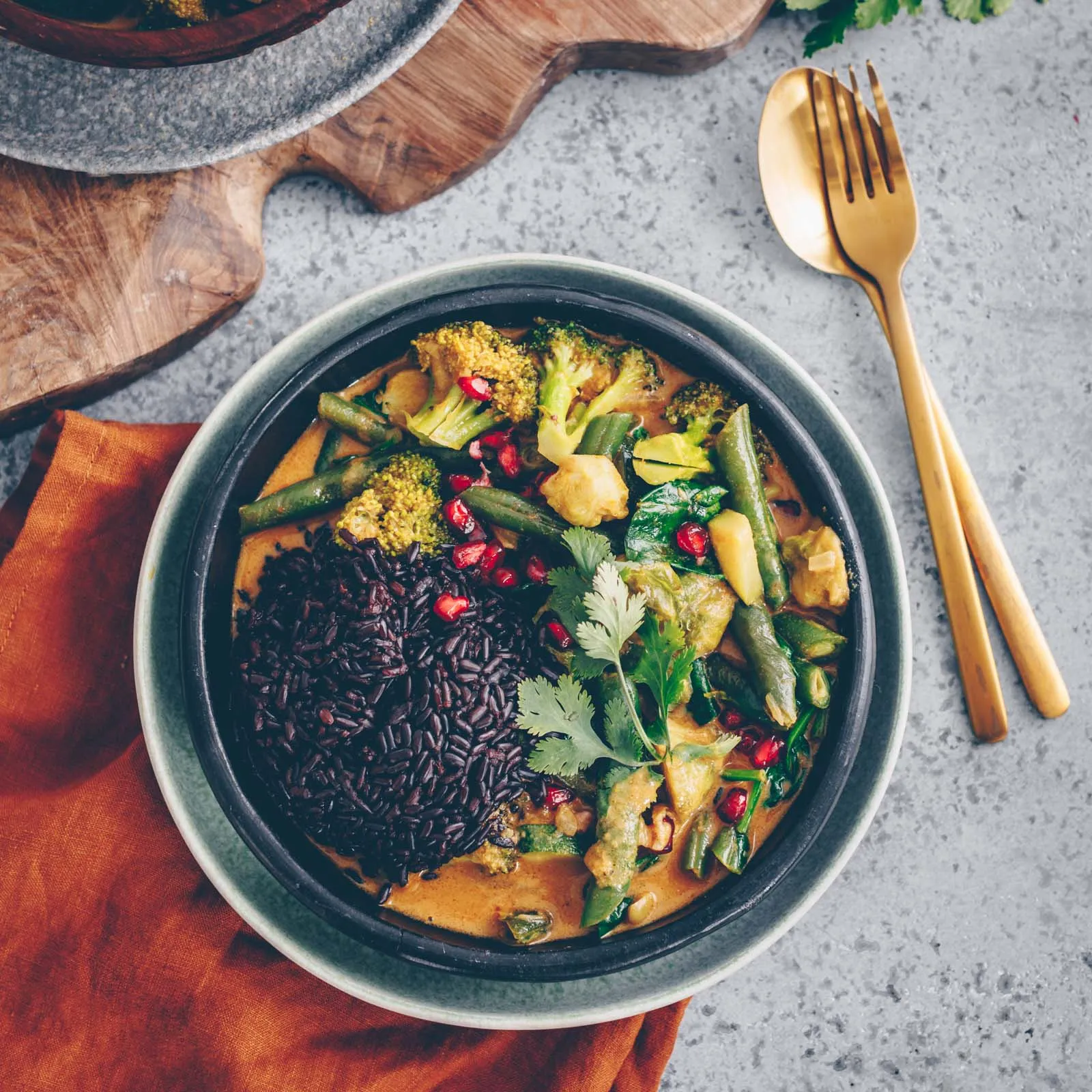 Farbenfrohes grünes Gemüsecurry in einer Schüssel mit Reis